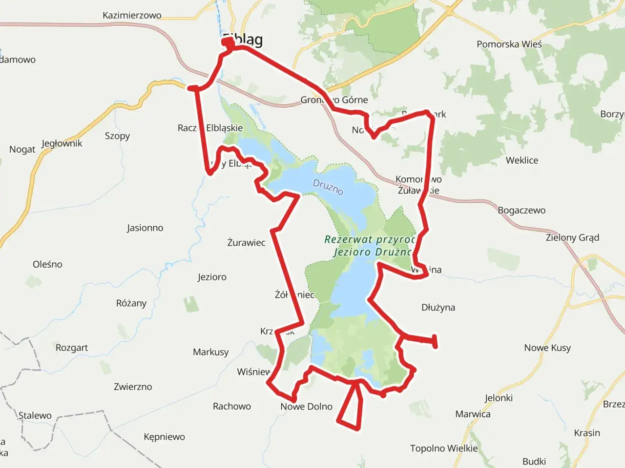 Trasa rowerowa velo 10 okrąża Jezioro Drużno, prowadząc przez malownicze tereny rezerwatu przyrody.