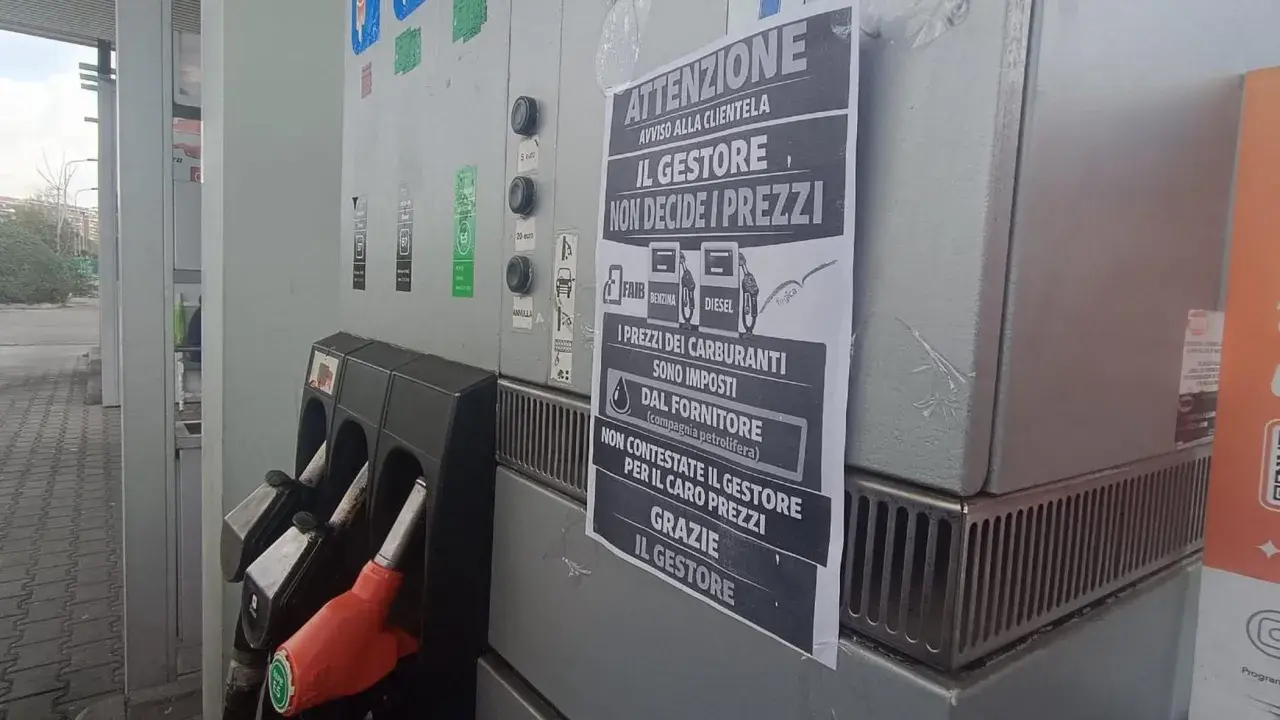 Avviso alla pompa di benzina: "Il gestore non decide i prezzi". L'aumento diesel e benzina è imposto dal fornitore.