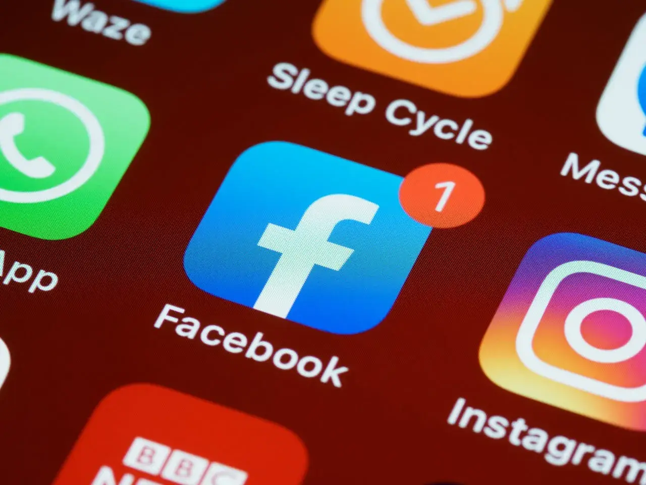 Ikona Facebook z powiadomieniem "1". Dowiedz się, jak połączyć strony na Facebooku, aby efektywnie zarządzać swoją obecnością online.