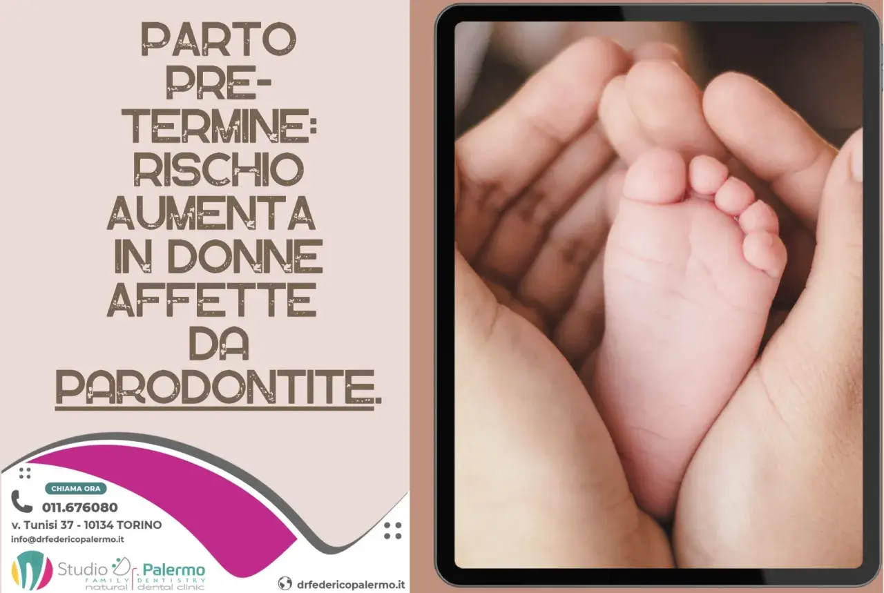 Mani adulte tengono delicatamente il piedino di un neonato. Il testo avverte che il rischio di parto pretermine aumenta nelle donne affette da parodontite.