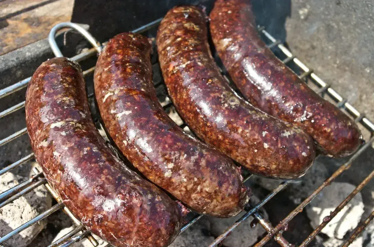 Kaszanki grillowane na ruszcie, soczyste i rumiane.