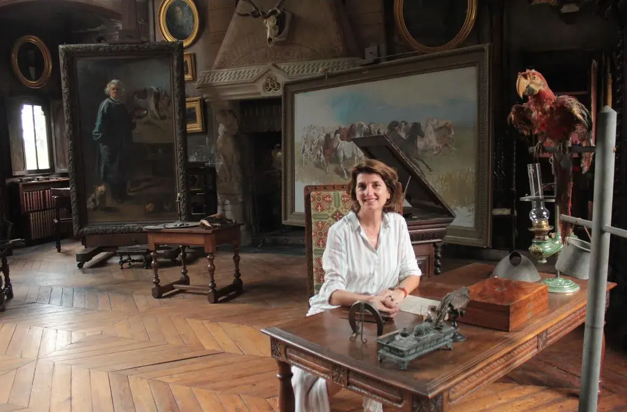 Portrait de Rosa Bonheur dans son atelier, entourée de ses œuvres.
