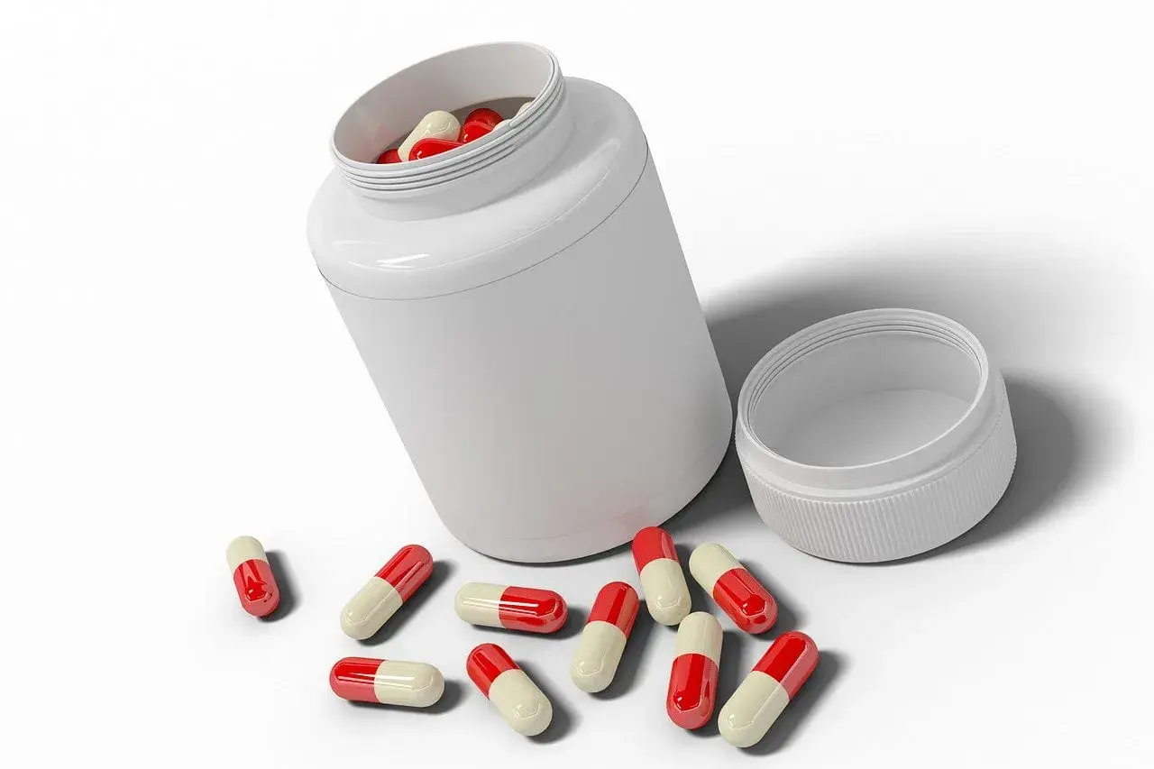 Flacone bianco con capsule rosse e bianche sparse. Informazioni su quercetina controindicazioni.