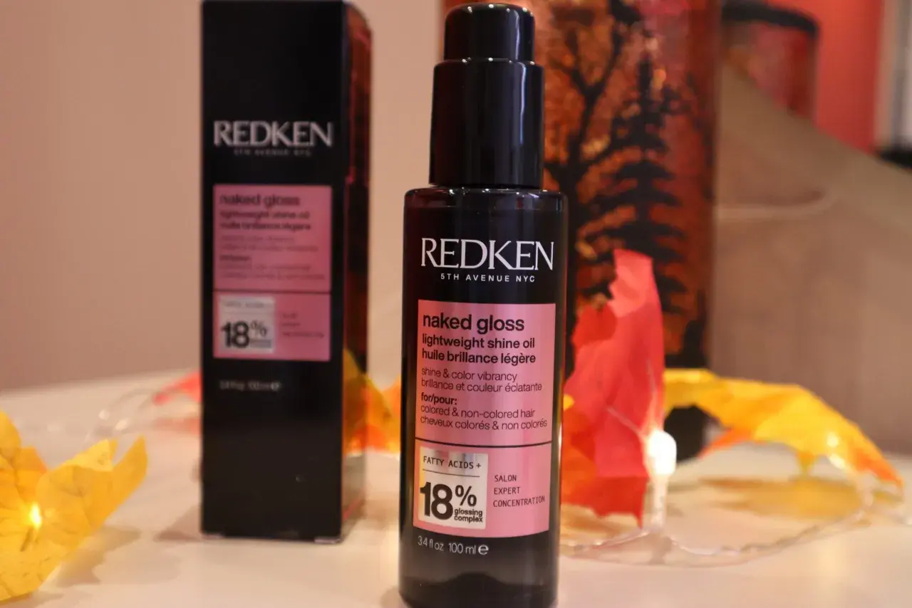 Dwa opakowania olejków do włosów Redken Naked Gloss, które nadają blask i witalność.