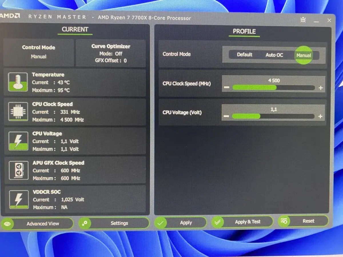 Ustawienia AMD Ryzen Master pokazują undervolting CPU. Napięcie procesora ustawione na 1,1V, a taktowanie na 4500 MHz.