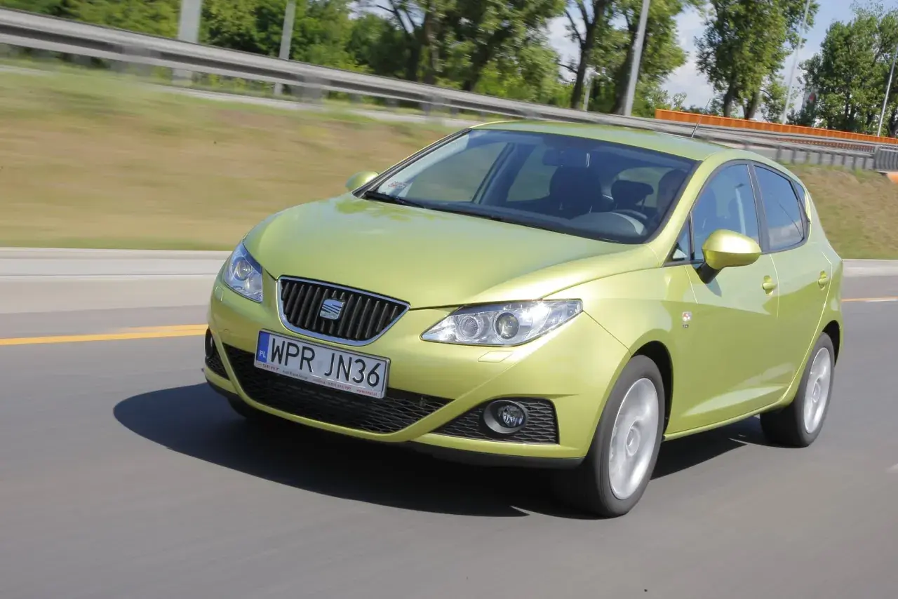 Zielony Seat Ibiza 4 w ruchu. Wymiana żarówki przód w tym modelu jest prosta.