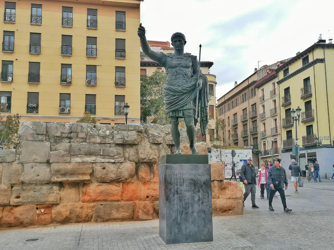 Estatua de Augusto en Zaragoza, junto a restos de muralla romana. Un lugar que evoca la historia de los museos romanos Zaragoza.