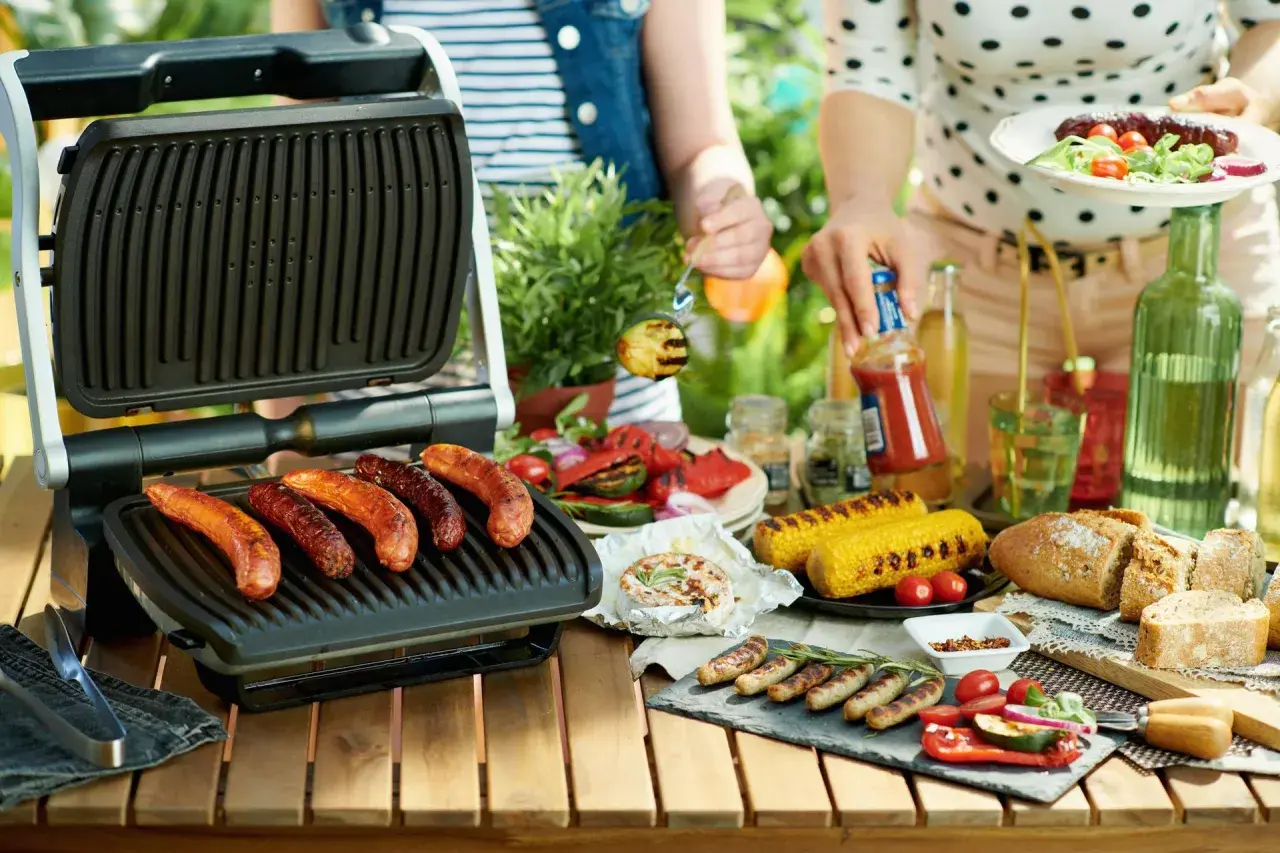 Grill na balkonie w bloku? Sprawdź, czy to legalne i uniknij mandatu!