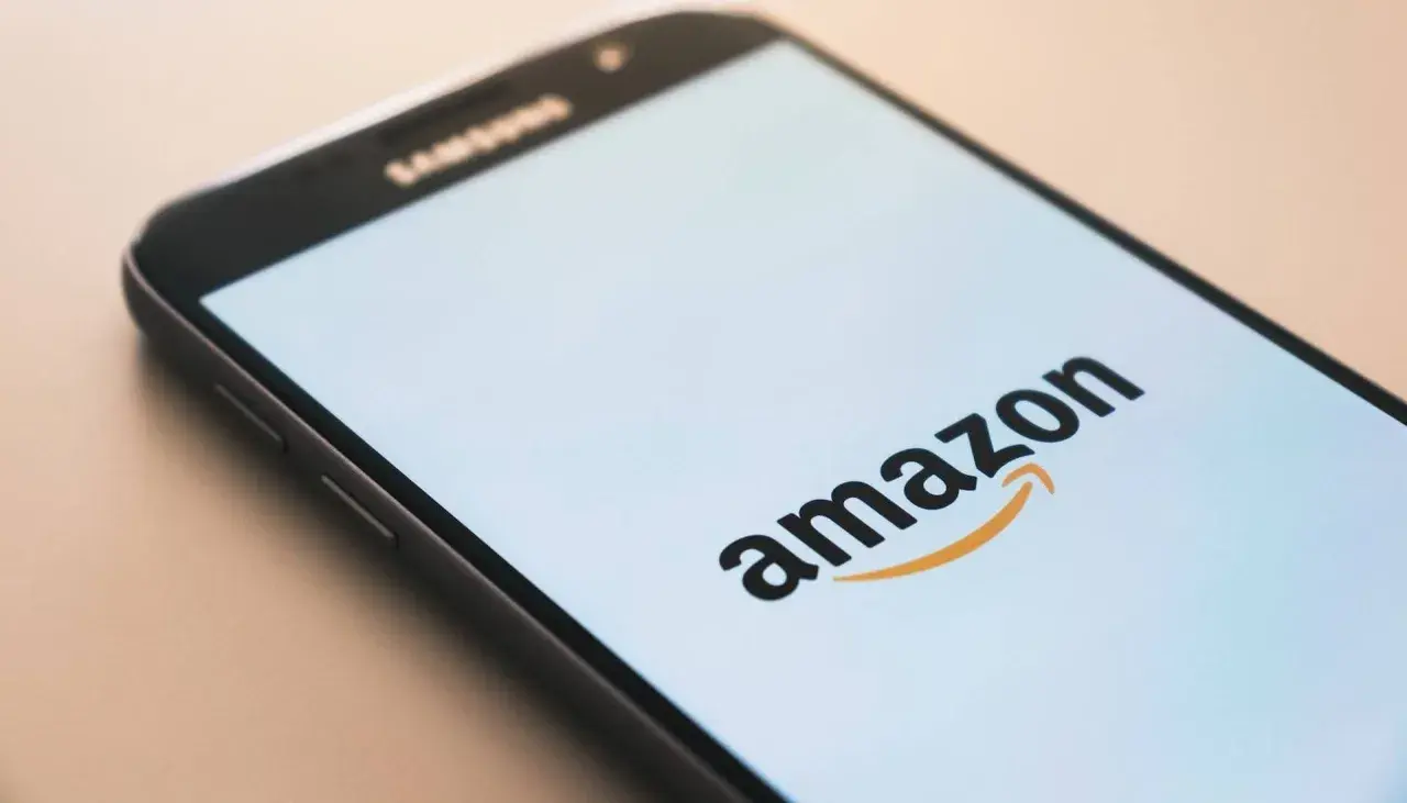 Smartfon z logo Amazon. Zastanawiasz się, sns co to? To platforma, która ułatwia zakupy.