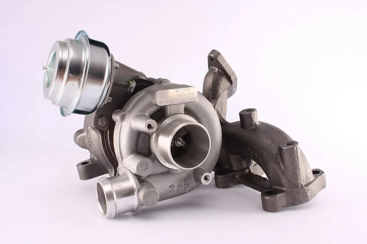 Szczegółowa budowa turbosprężarki z metalowym aktuatorem i żeliwnym kolektorem wydechowym.