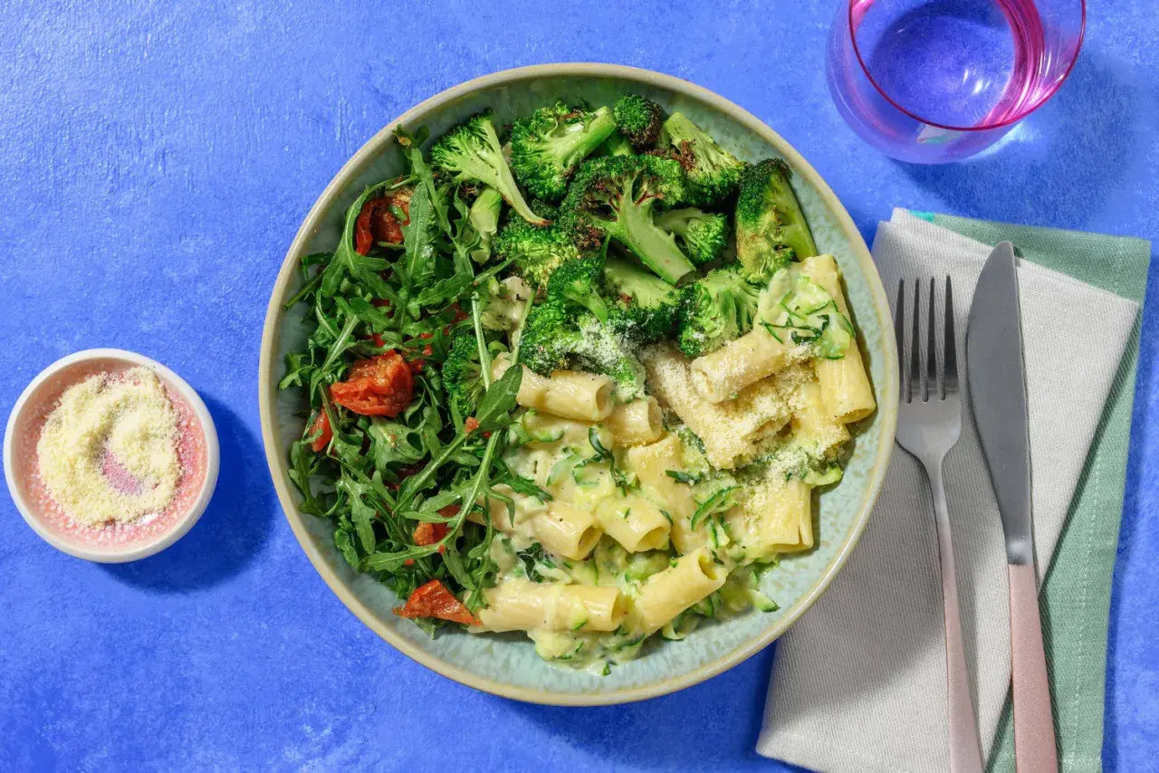 En härlig pastarätt med krämig zucchini, broccoli och ruccolasallad. Ett perfekt zucchini recept för en snabb och god middag.