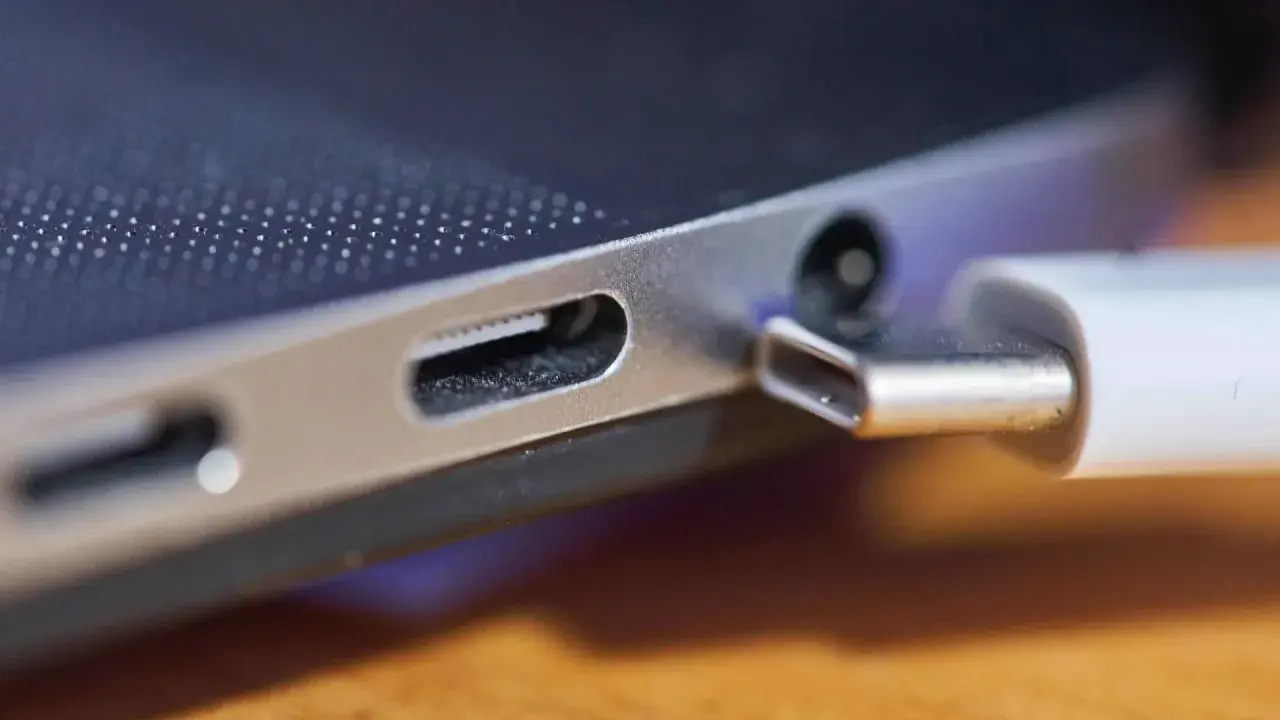 Nahaufnahme eines USB-C-Anschlusses an einem Laptop, bereit zum Aufladen oder zur Datenübertragung.