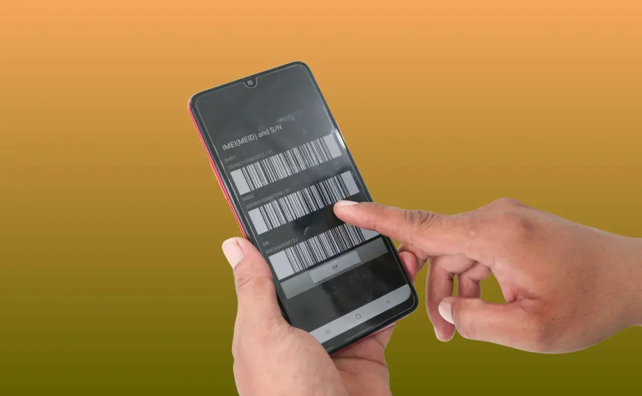 Dłoń pokazuje ekran telefonu z numerami IMEI. Dowiedz się, jak sprawdzić IMEI swojego urządzenia.