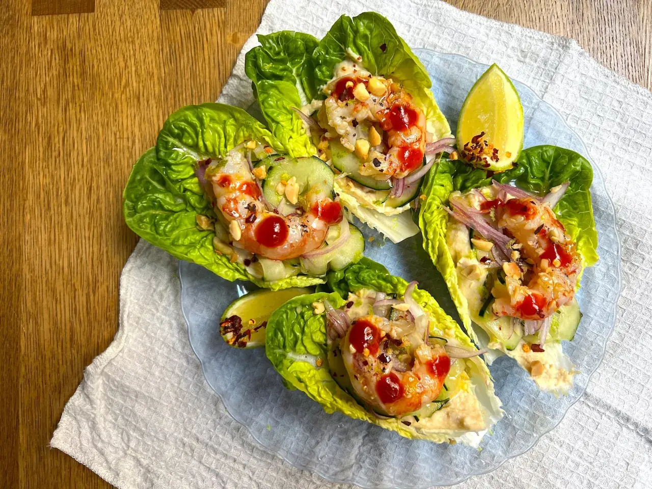Ensalada de camarones en hojas de lechuga, con pepino, cebolla morada y cacahuates. ¡Comidas fáciles de hacer y deliciosas!