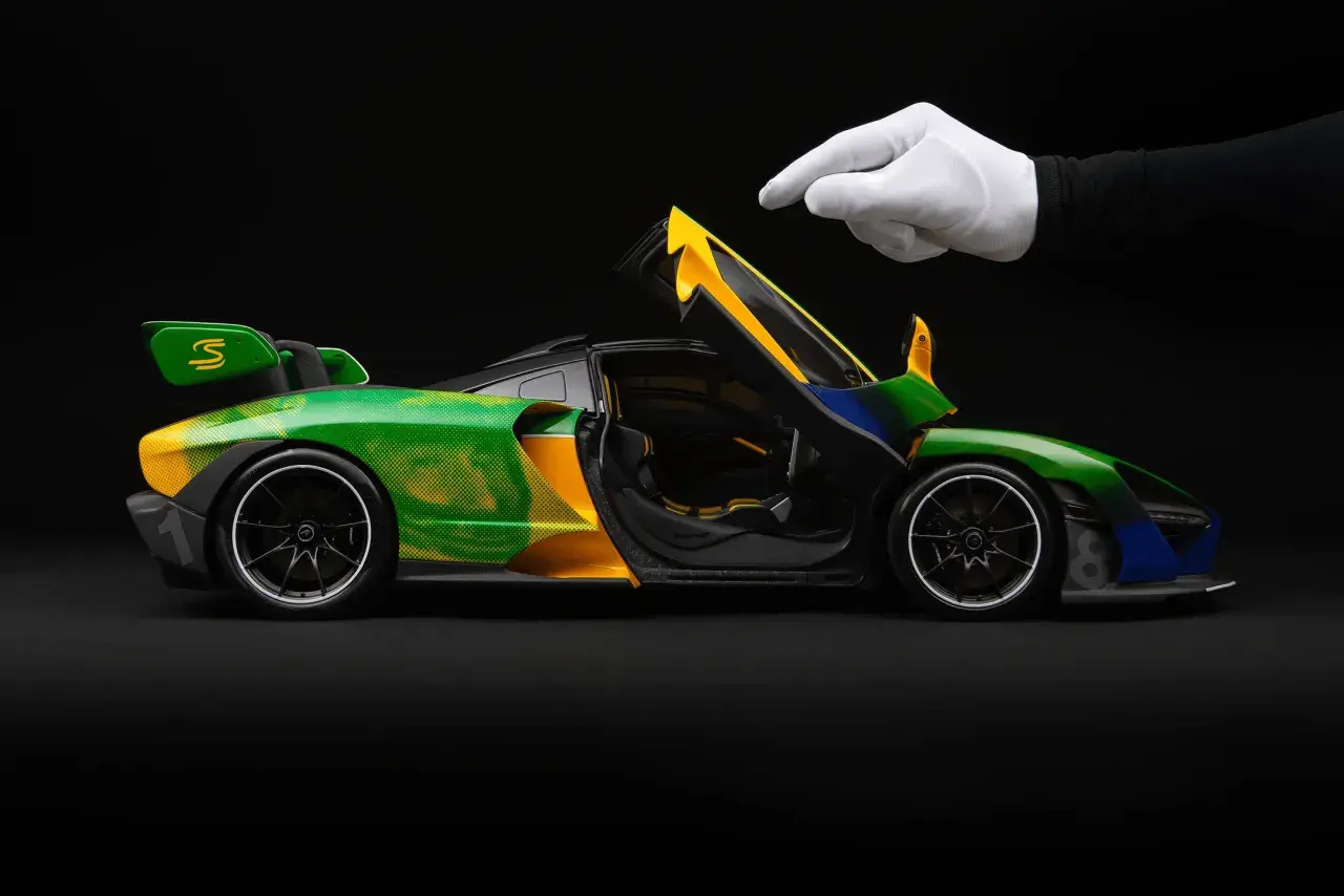 Model McLaren Senna w barwach Brazylii, z otwartymi drzwiami, gotowy do startu.