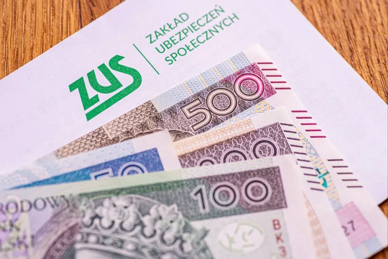 ZUS i polskie banknoty 100, 200, 500 zł. To może być kapitał początkowy na start działalności.