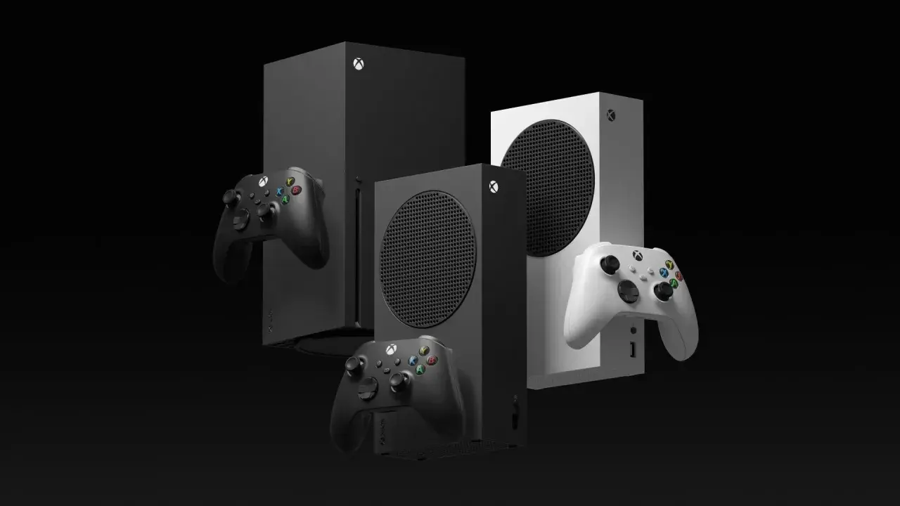 Dwie konsole Xbox Series S i dwa kontrolery, czarny i biały. Kiedy wyszedł Xbox Series S? W listopadzie 2020.