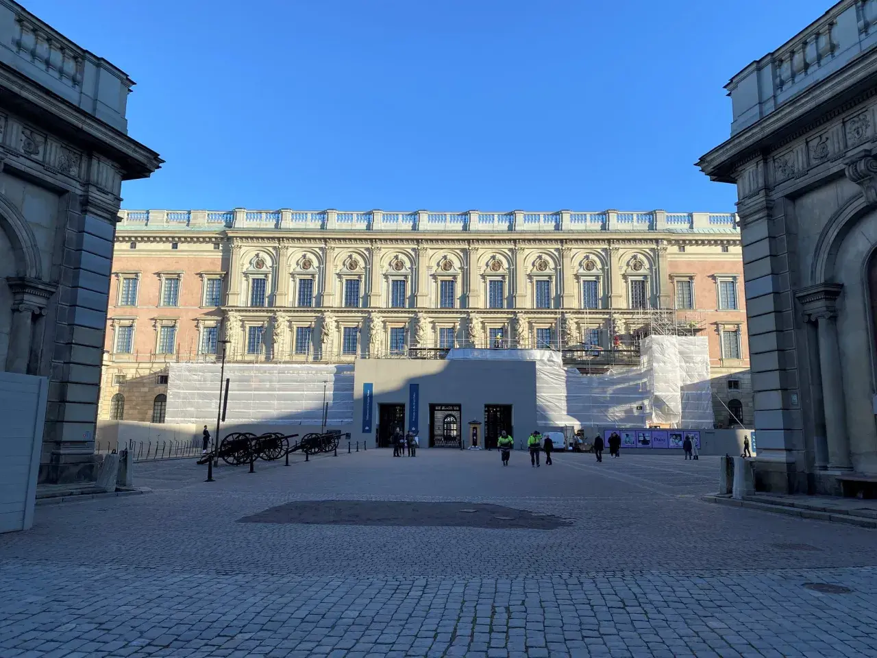Stockholms slott antal rum är många, här syns en del av fasaden under renovering.