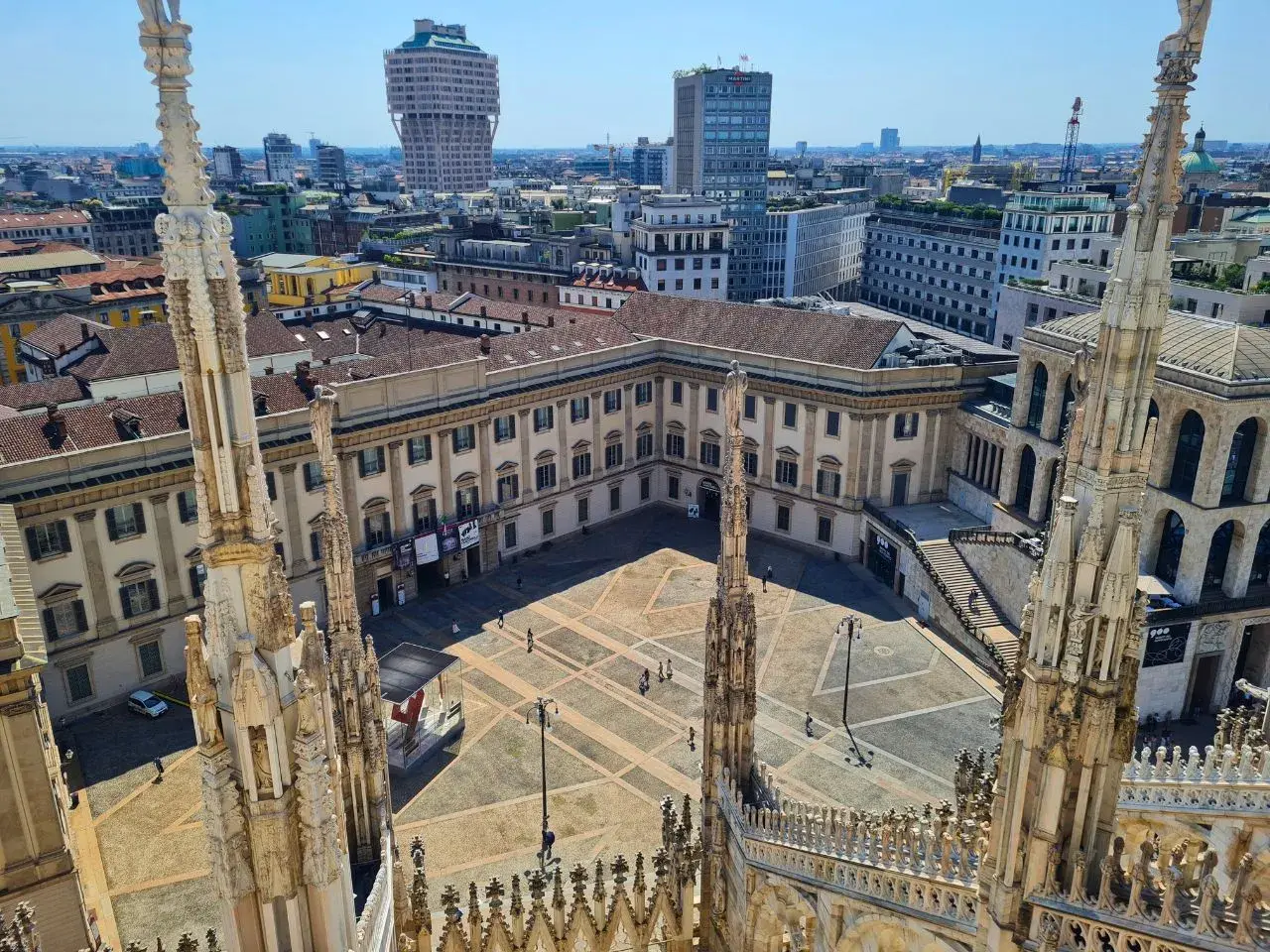 Blick vom Mailänder Dom auf die Piazza. Ein perfekter tagesausflug milan mit Blick auf historische Gebäude und moderne Wolkenkratzer.