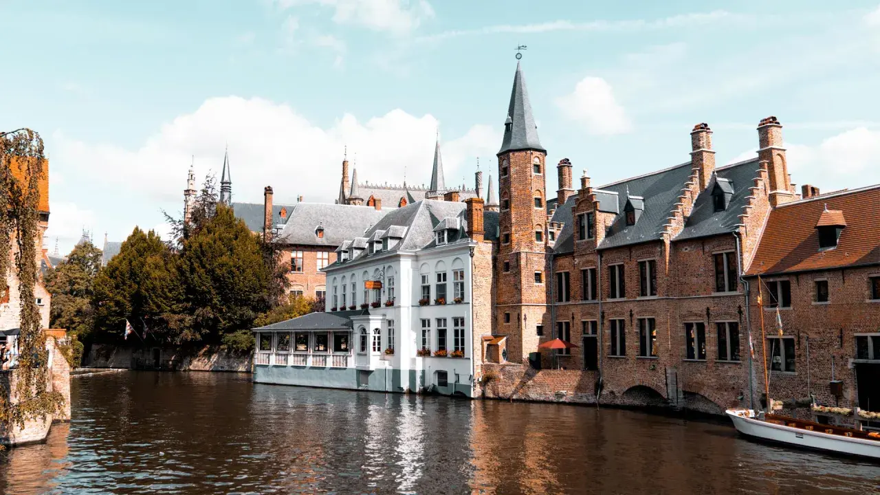 Malownicze kanały Brugii, gdzie historyczna architektura sugeruje, że Belgia ma dostęp do morza, choć to miasto jest w głębi lądu.