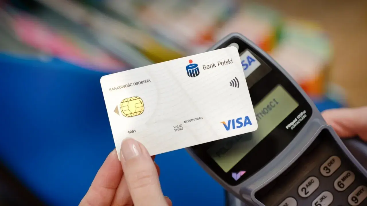 Zbliż kartę Banku Polskiego Visa do terminala, by szybko i bezpiecznie zapłacić. To prosty sposób, jak płacić kartą zbliżeniowo.