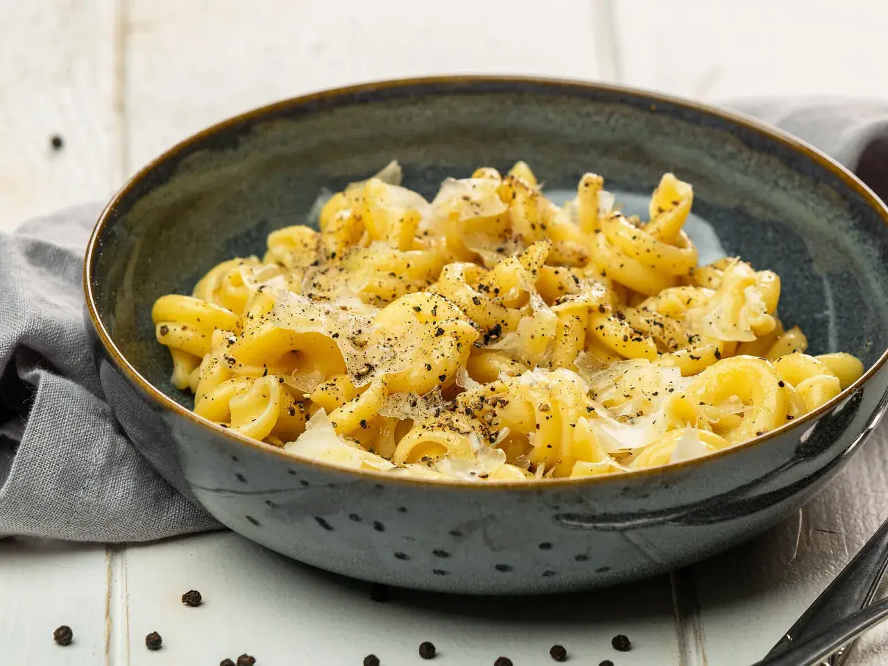 Ein Teller cremiger Pasta mit Käse und schwarzem Pfeffer, perfekt für ein einfaches cacio e pepe rezept.