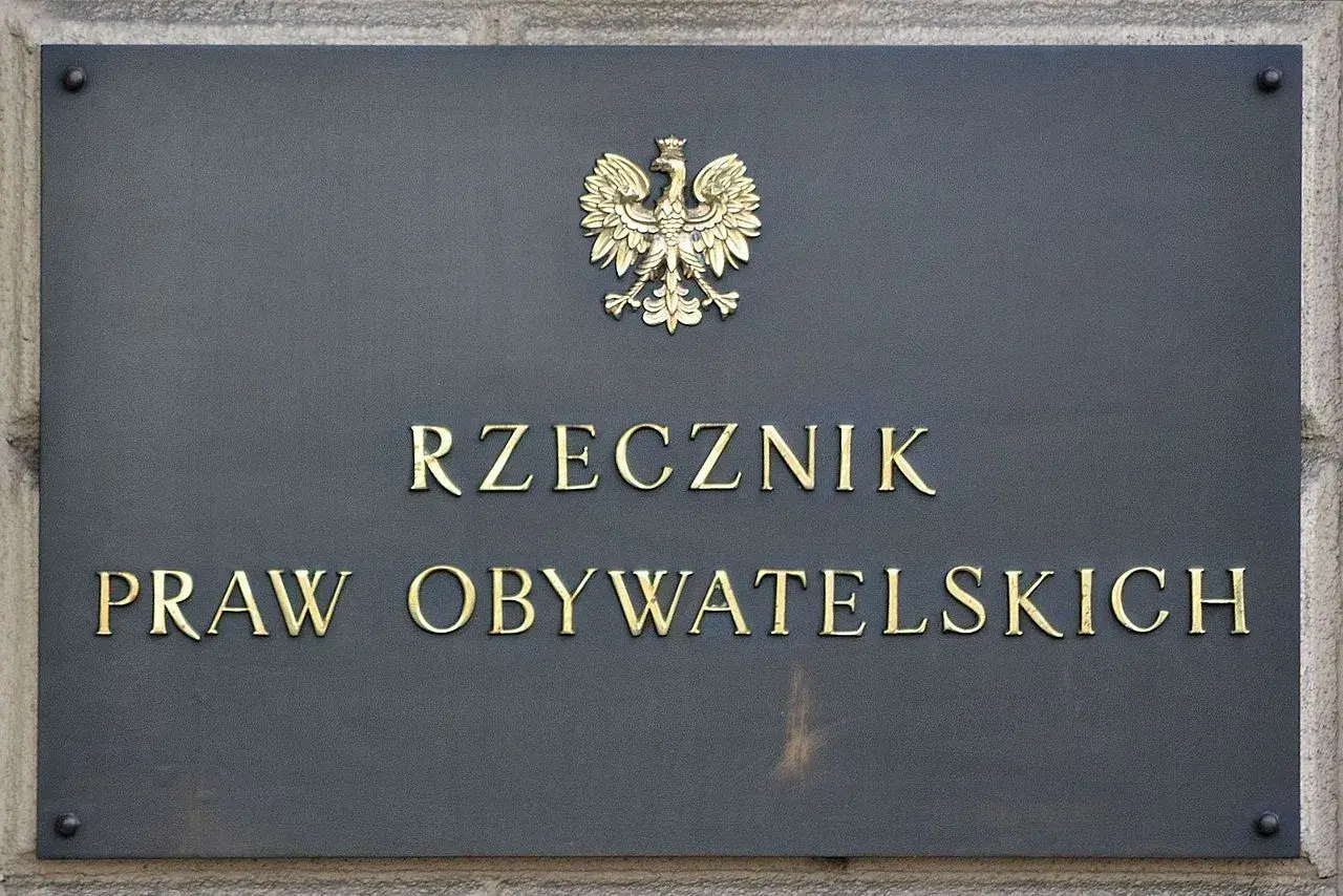 Tablica z godłem Polski i napisem "Rzecznik Praw Obywatelskich". To miejsce, gdzie można szukać pomocy, gdy naruszane są prawa obywatelskie.