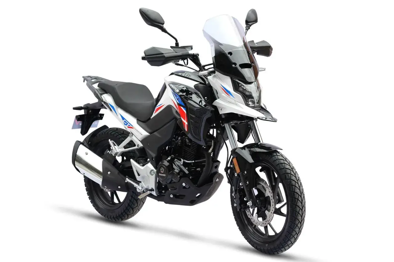 Nowy motocykl z owiewką i akcentami w barwach narodowych, idealny na pierwsze przygody z prawem jazdy A1.