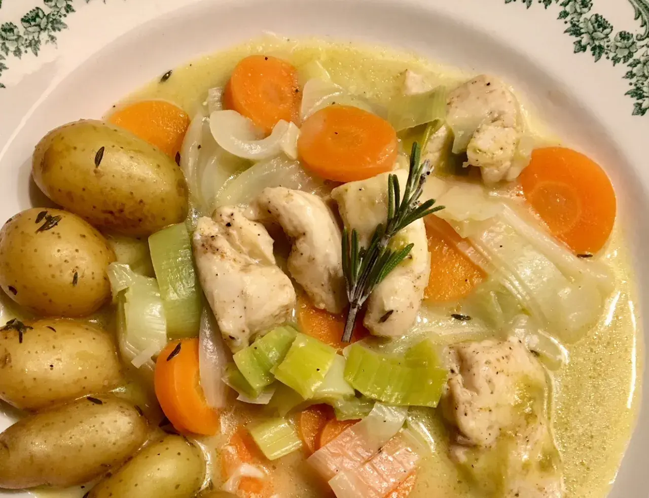 Un réconfortant waterzoi de poisson, avec des pommes de terre, carottes, poireaux et poulet, garni de romarin.