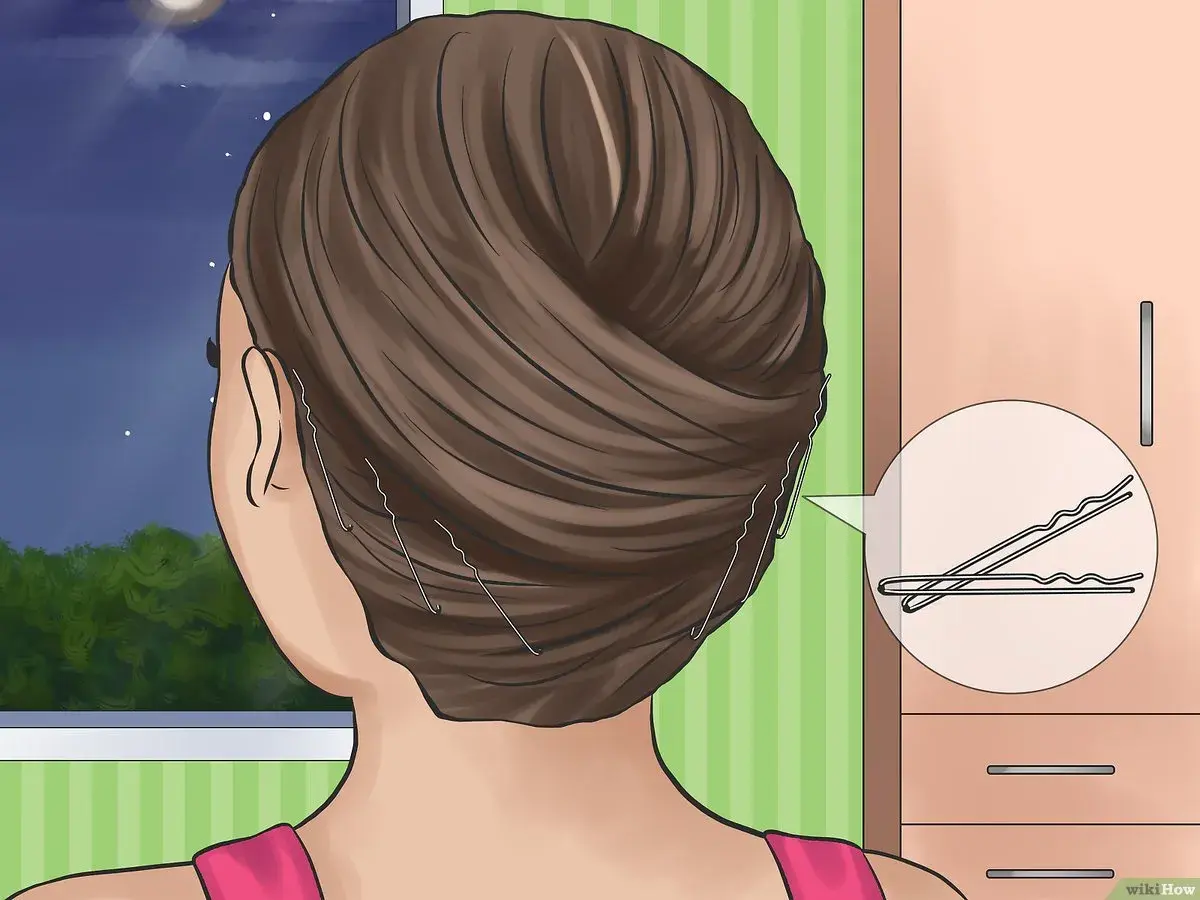 Pelo recogido con horquillas para lograr un estilo como alisar el pelo sin plancha.