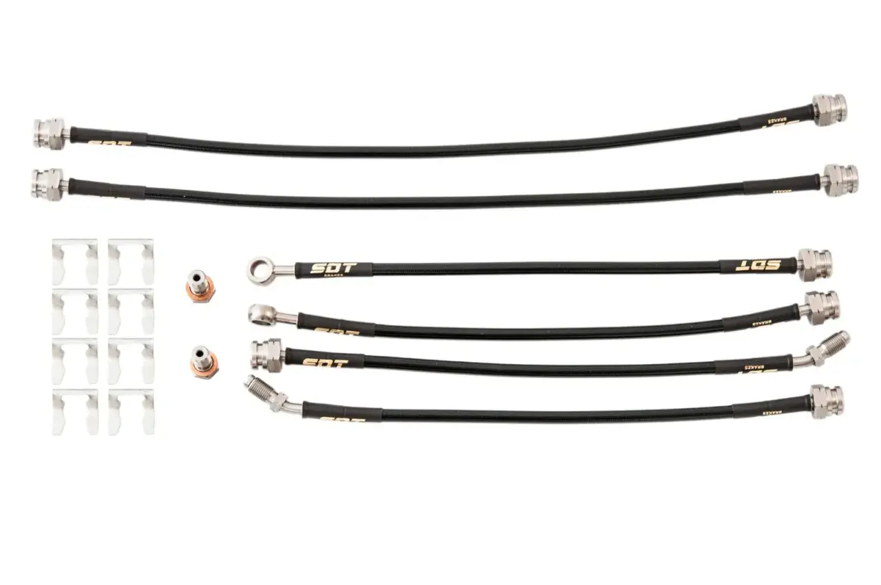 Latiguillos metálicos de freno con conectores y clips.