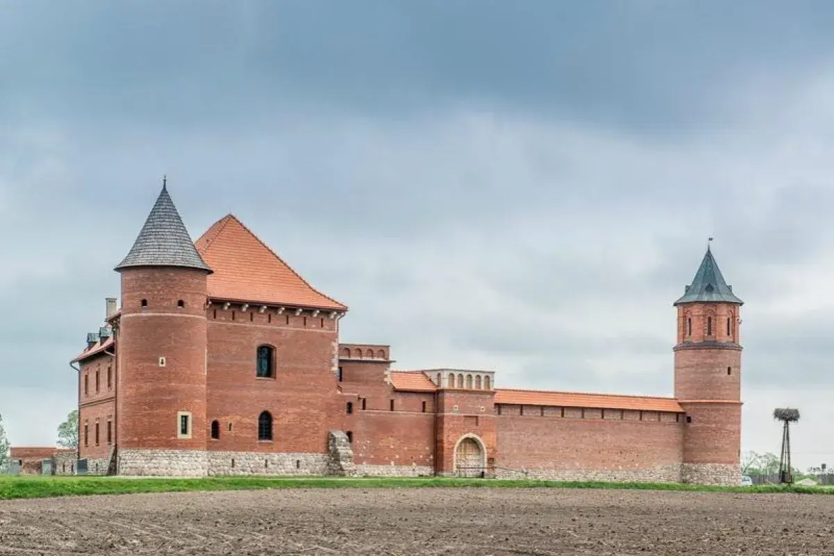 Zamek w Tykocinie, z cegły i kamienia, z wieżami i blankami. Ciekawostki o jego historii i architekturze przyciągają turystów.