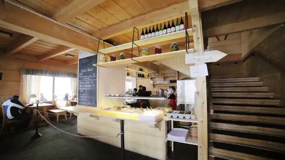 Gdzie zjeść w Małym Cichym? Sprawdzone ciche restauracje z lokalnym jedzeniem
