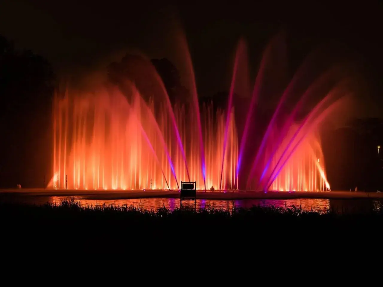 Spektakuläre Wasserlichtkonzerte in Orange und Pink tauchen die Nacht in ein magisches Licht. Diese faszinierenden Fotos zeigen die Kraft des Wassers.