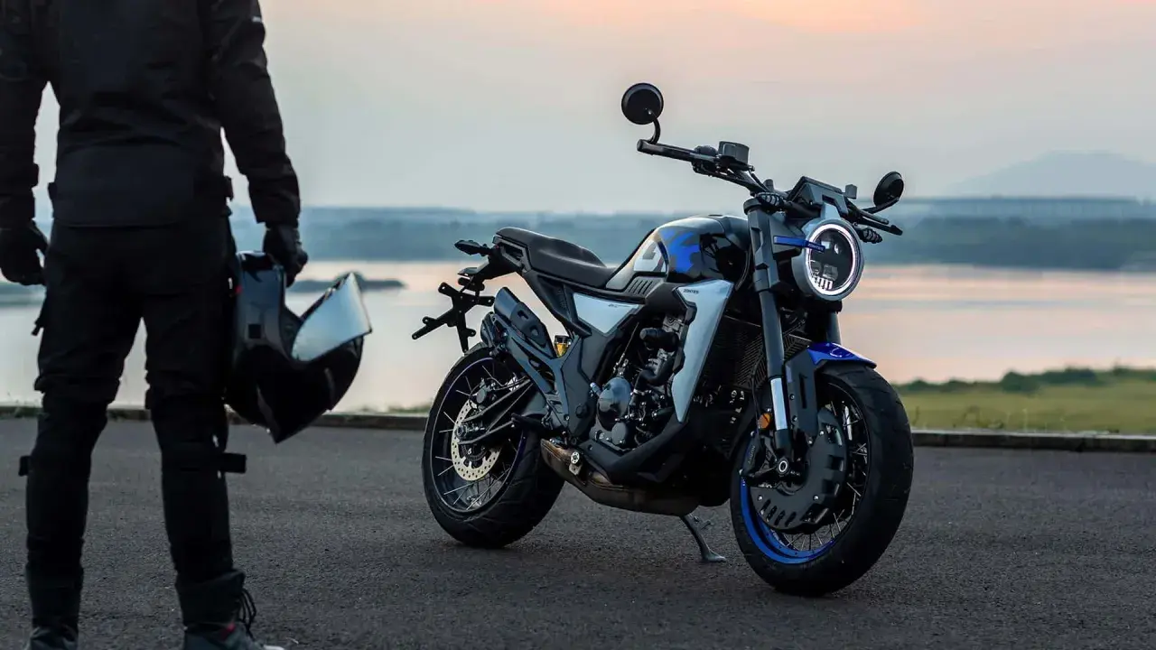 Motocykl z niebieskimi akcentami i nowoczesnym designem, gotowy do jazdy. Różne pojemności motocykli oferują wrażenia dla każdego.