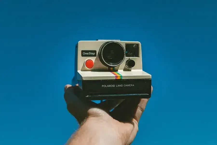 Instax czy Polaroid? Aparat natychmiastowy: wybór i koszty zdjęć