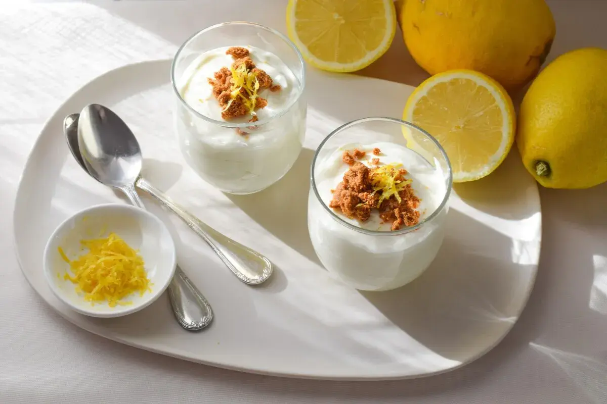 Delicioso mousse de limón con leche condensada, coronado con migas y ralladura de limón fresco.