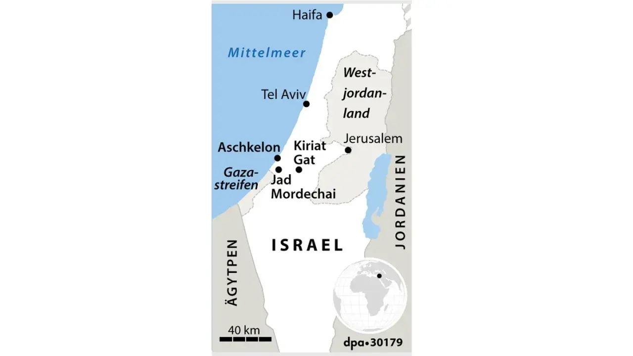 Karte von Israel mit wichtigen Städten wie Tel Aviv, Jerusalem und Haifa. Sie zeigt auch den Gazastreifen und das Westjordanland, was die komplexe geografische und politische Geschichte Israels verdeutlicht.