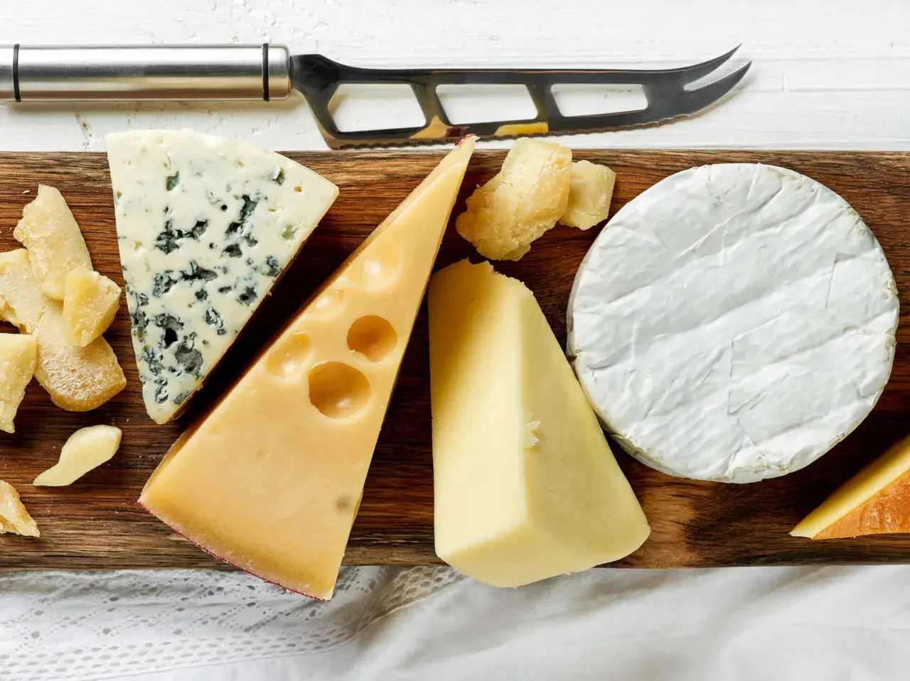 Assortimento di formaggi, tra cui gorgonzola, emmental e brie. Scopri quali sono i formaggi senza lattosio per un'alimentazione gustosa e leggera.