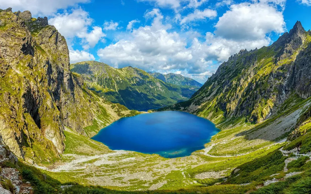 Morskie Oko, Tatry. Ciekawostki o tym jeziorze zachwycają. Otoczone szczytami, z błękitną wodą, zaprasza do odkrywania.