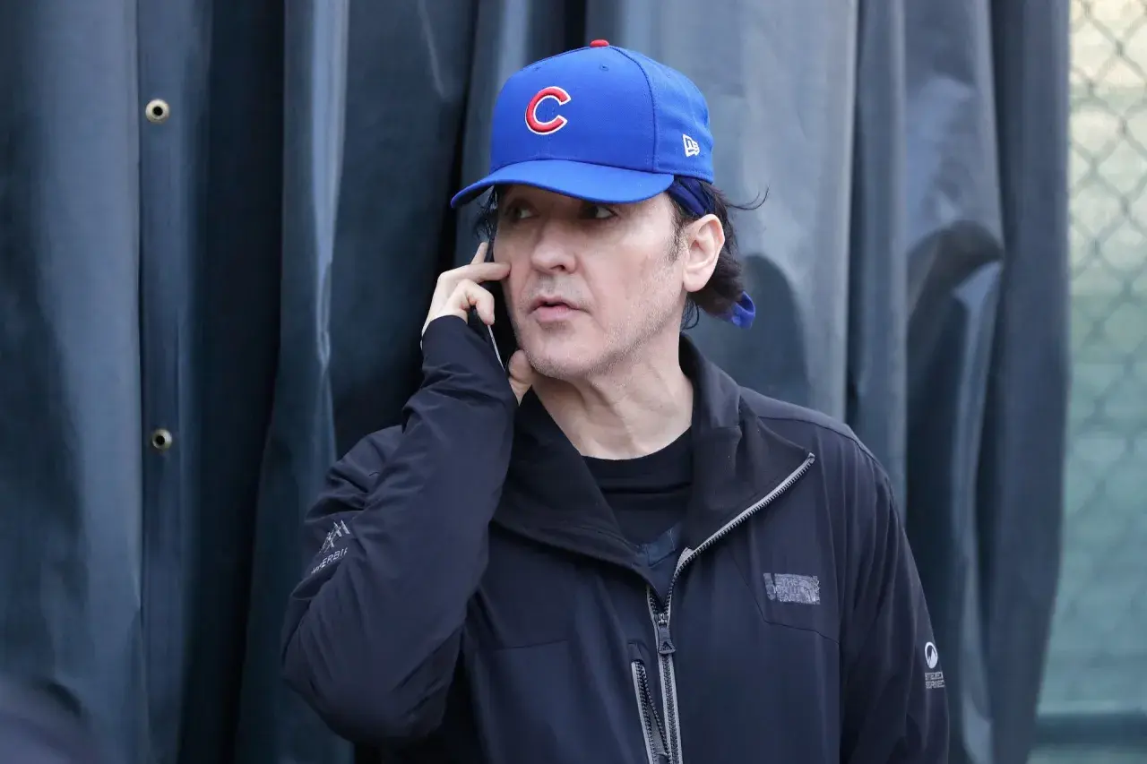 John Cusack w czapce Cubs rozmawia przez telefon. Fani jego filmów pewnie zastanawiają się, o czym dyskutuje.