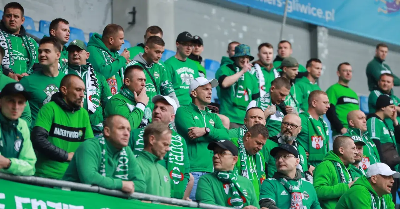 Kibice Radomiaka Radom w zielonych barwach na trybunach podczas meczu Piast Gliwice – Radomiak Radom.