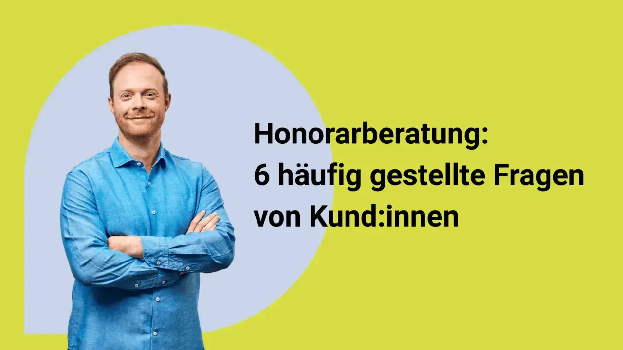Mann mit verschränkten Armen lächelt. Text: Honorarberatung: 6 häufig gestellte Fragen von Kund:innen. So finden Sie den richtigen honorarberater.