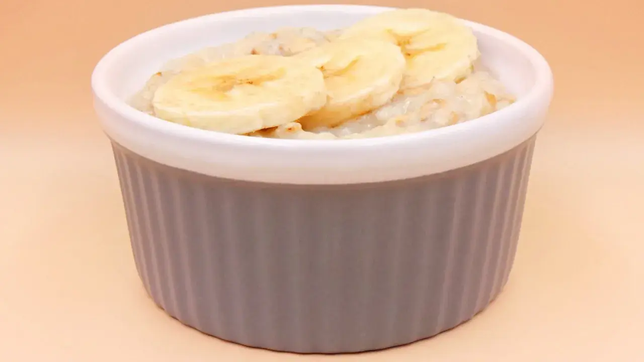Pyszna owsianka z bananem w szarej miseczce, idealna na zdrowe śniadanie.