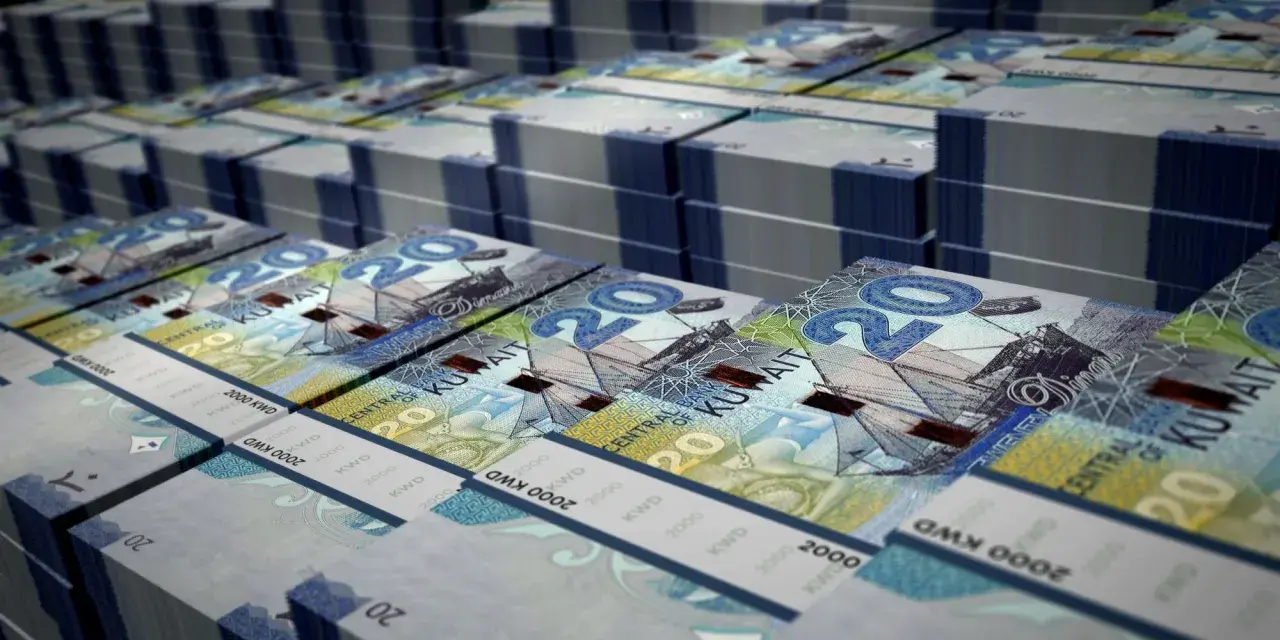 Stosy banknotów 20 dinarów kuwejckich, jednej z najdroższych walut świata, tworzą imponujący widok bogactwa.