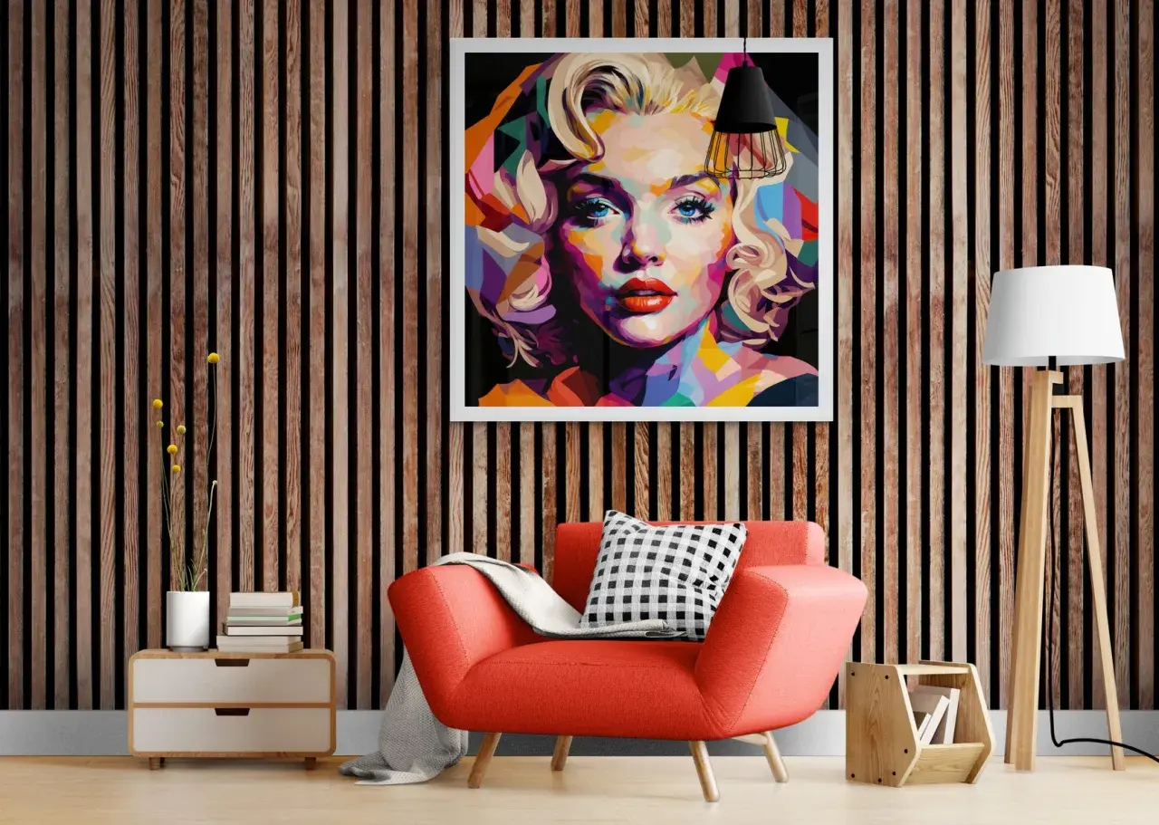 Portrait coloré de Marilyn Monroe, un type de peinture murale audacieux sur un mur lambrissé.
