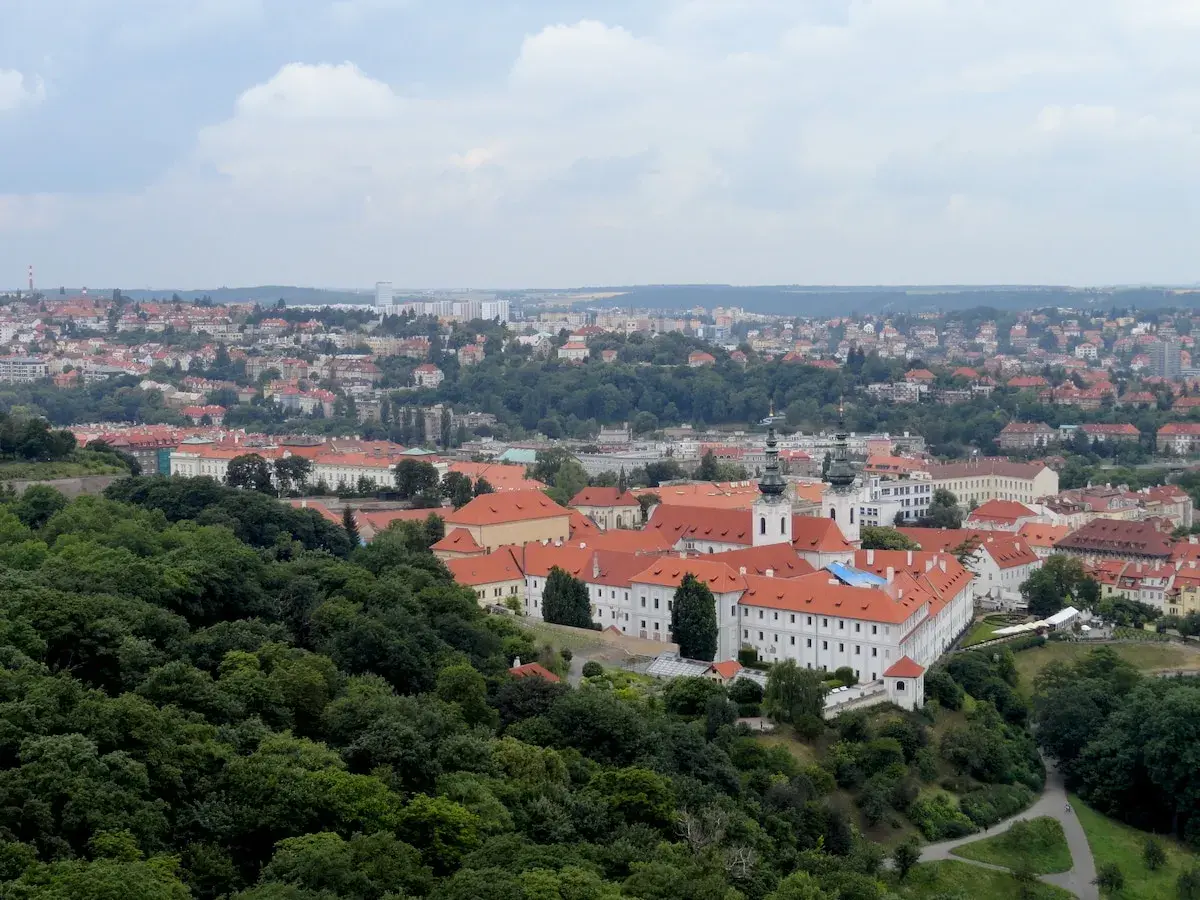Blick über Prag mit Kloster und roten Dächern. Tolle Prag Reisetipps für deinen Urlaub!