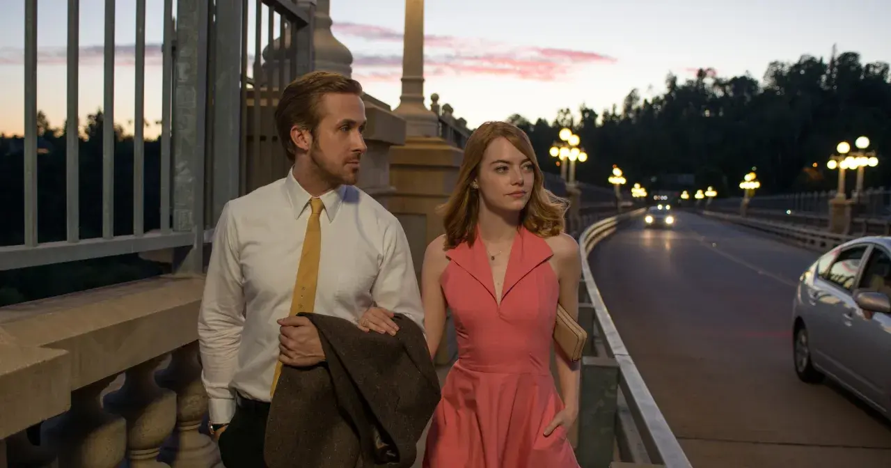 Para spacerująca po moście w LA, marząca o karierze w La La Land. Zachód słońca, światła miasta i nadzieja.