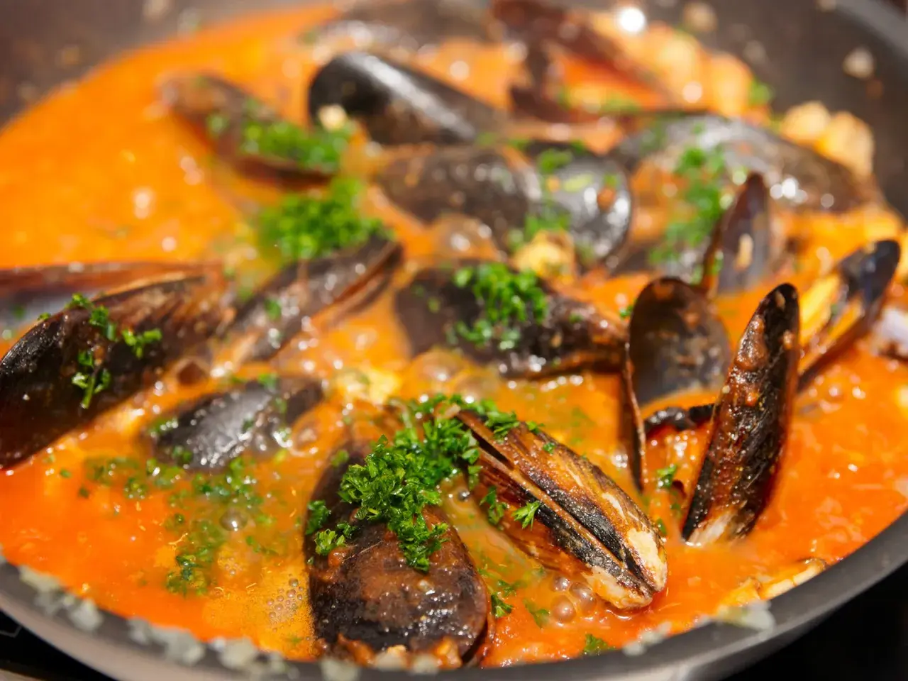Muscheln in Tomatensoße, ein köstliches Gericht, das Lust auf mehr macht. Perfekt für alle, die gerne Muscheln essen. Rezepte dafür gibt es viele!
