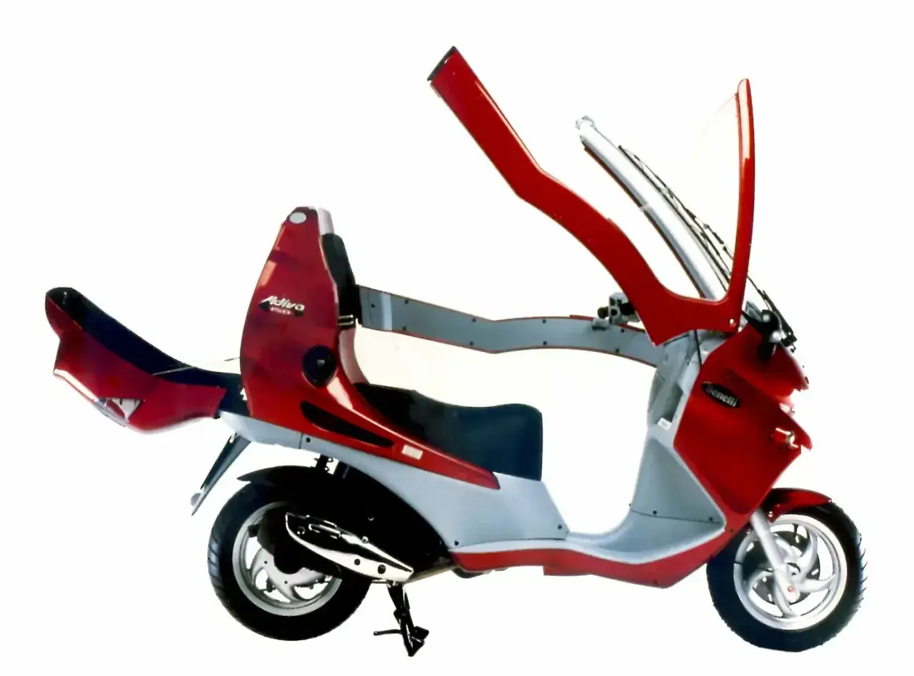 Moto con techo rojo y gris, con parabrisas y estructura de protección.
